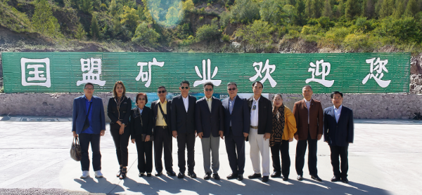 ▲國投盛世集團(tuán)董事長劉嚴(yán)蓬（右5）與SCG集團(tuán)總裁丹納諾特·圖尼亞蓬派邦（左5）一行合影