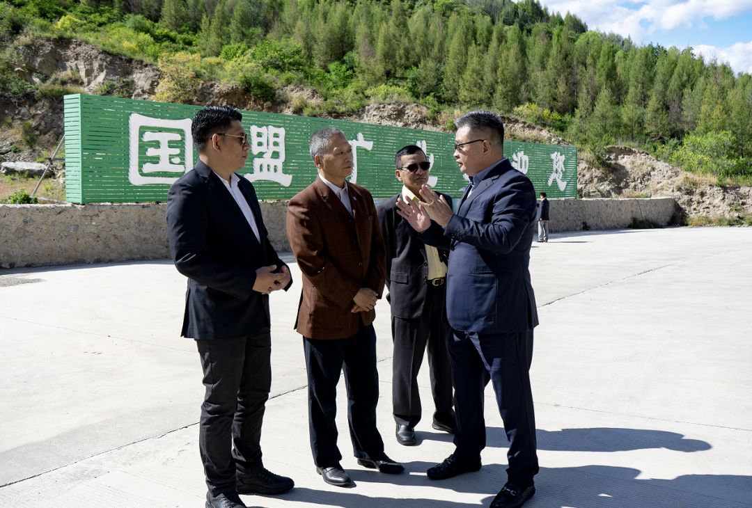 泰國SCG集團(tuán)一行在公司董事長劉嚴(yán)蓬等高管陪同下，先后參觀考察了國投盛世旗下沸石礦及沸石環(huán)保新材料生產(chǎn)線，詳細(xì)了解到集團(tuán)旗下礦山、生產(chǎn)車間的總體功能布局、生產(chǎn)工藝流程等。同時(shí)，在參觀考察過程中，公司董事長劉嚴(yán)蓬為丹納諾特·圖尼亞蓬派邦先生等人陸續(xù)介紹了沸石項(xiàng)目產(chǎn)業(yè)規(guī)劃、布局、建設(shè)進(jìn)展與生產(chǎn)情況，讓考察團(tuán)充分了解到國投盛世在全球沸石行業(yè)的頭部實(shí)力，為后續(xù)深入合作奠定了扎實(shí)基礎(chǔ)。