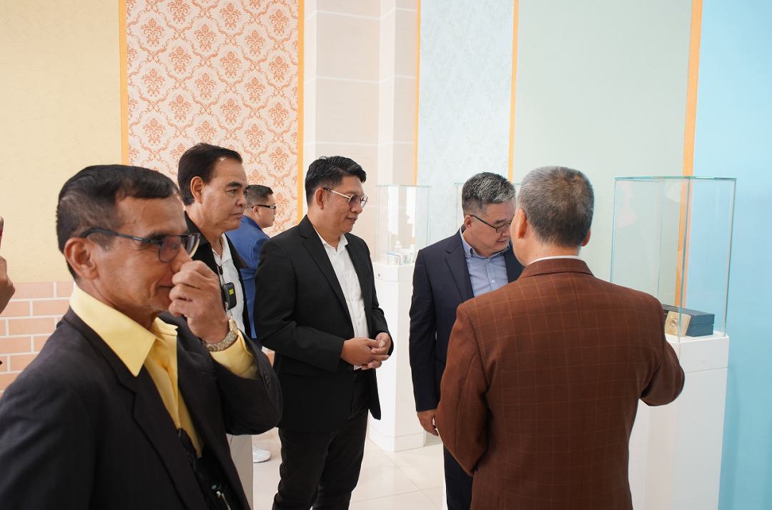 ▲公司董事長劉嚴(yán)蓬為SCG考察團(tuán)展示沸石壁材防火試驗(yàn)