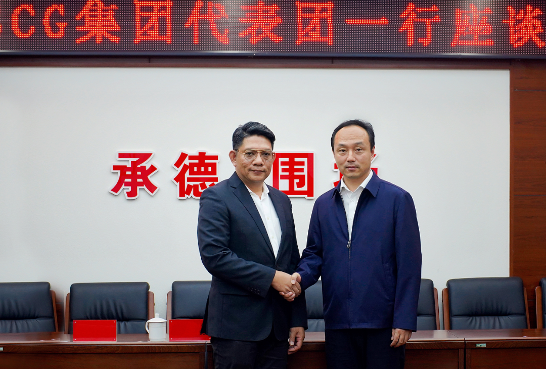▲圍場縣縣委書記劉洋（右）與SCG集團(tuán)總裁丹納諾特·圖尼亞蓬派邦先生（左）合影