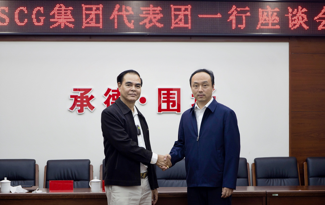 ▲圍場縣縣委書記劉洋（右）與SCG集團(tuán)佩拉什·維穆克塔洛普先生（左）合影