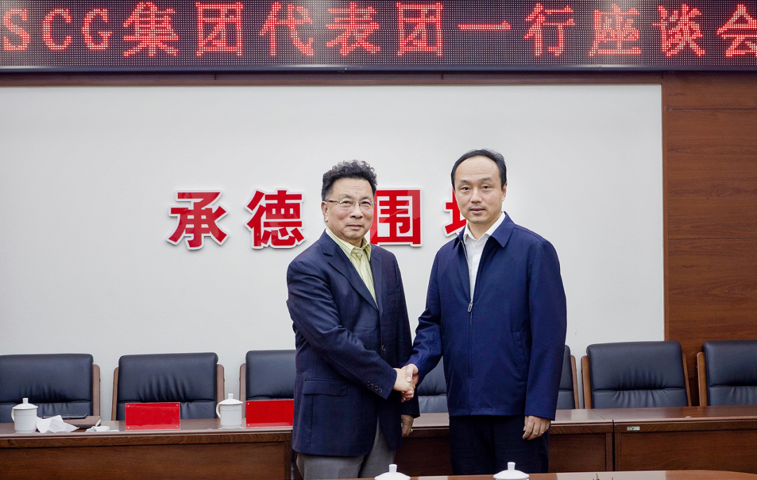 ▲圍場縣縣委書記劉洋（右）與SCG集團(tuán)佩拉什·維穆克塔洛普先生（左）合影